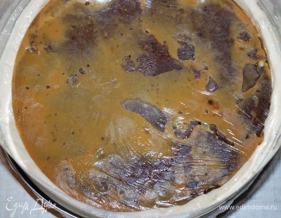 4 слой — «утопить» нижний корж с карамелью (его предварительно достать из морозильной камеры), чтобы слой карамели с орехами остался внизу. Выровнять дно у торта и убрать торт в морозильную камеру для застывания.