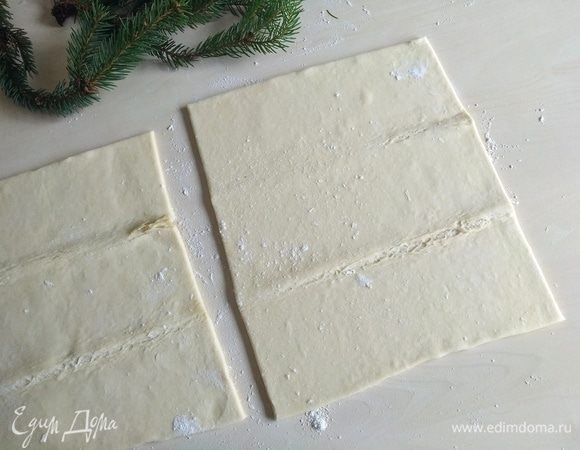 Возьмем 2 одинаковые по размеру пласта теста. У меня это слоеное.