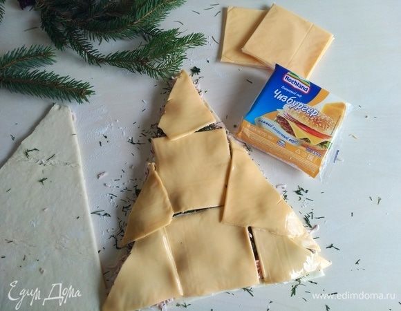 Выкладываем пластинки на ветчину с зеленью.