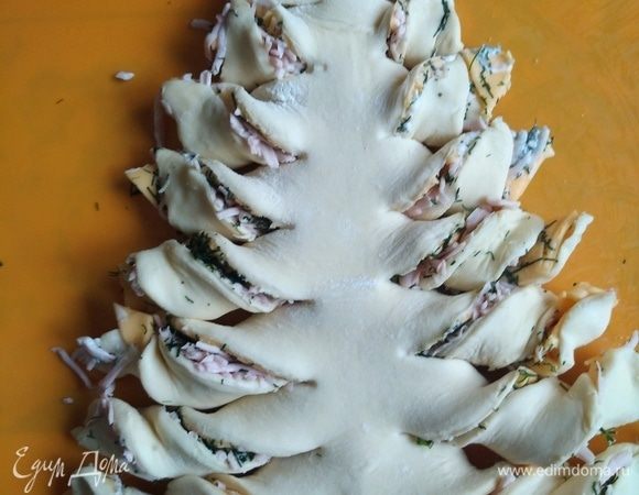 Начиная с верха, перекручиваем каждую полосочку. Оставим на 15 минут, чтобы тесто успело подняться.