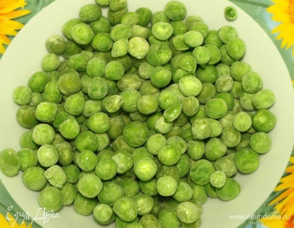 Морковь, картофель отварить заранее. Креветки (лучше брать уже очищенные) отварить и остудить. Замороженный зеленый горошек залить горячей водой и дать постоять 2–3 минуты. 