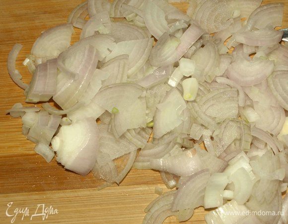 Лук-шалот мелко нашинковать.