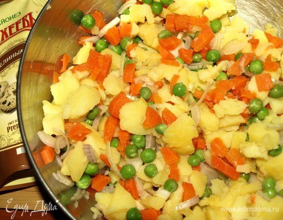 Картофель и морковь нарезать (режем на свой вкус). Соединяем с луком и зеленым горошком.