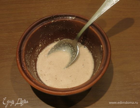 Растворяем дрожжи в теплой воде с ложкой сахара, даем минут 10 постоять.