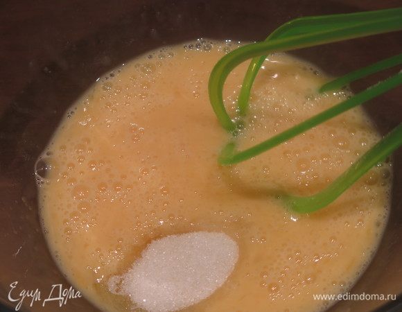 Взбиваем яйца с остатками белого сахара.