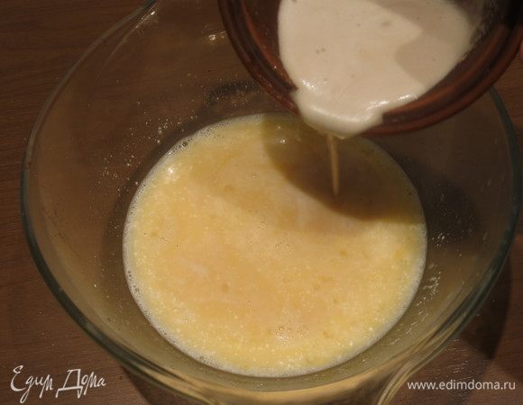 В сахарную смесь вливаем сыворотку (если есть пахту) комнатной температуры, дрожжи. Кладем ванильный сахар и соль.