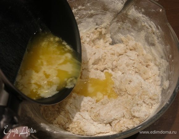 Растворяем масло, даем остыть и вливаем порциями в мучную смесь. 
