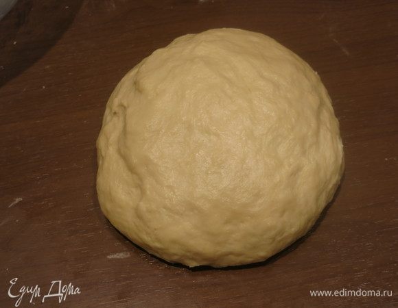 Домешиваем остатки муки, может пойти больше или меньше. Кладем тесто в холодильник на 6–8 часов. У меня тесто выдерживалось целых 24 часа, некогда было готовить, просто тесто немного подрастает, т. ч. закладываем его в большую форму.