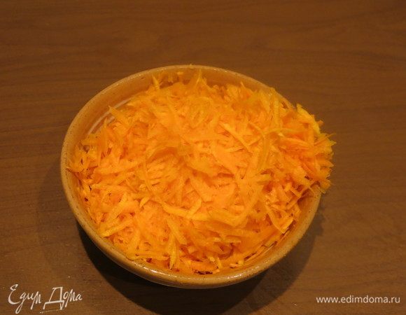 Готовим начинку. Натираем тыкву.