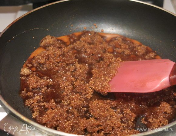 Нагреваем сахар коричневый на сухой сковородке. Даем карамелизоваться.