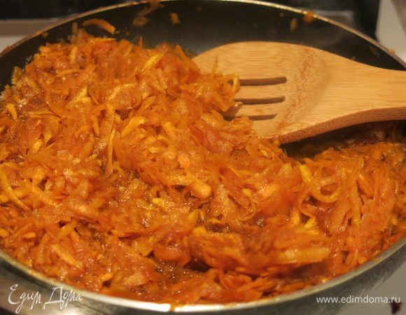 Выкладываем тыкву к сахару, перемешиваем и тушим 8–10 минут.