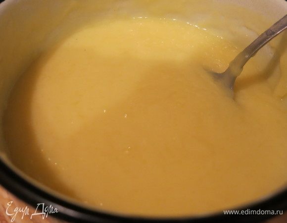 Нагреваем оставшееся молоко (или, как у меня, разбавленные сливки), вливаем пудинг, можно добавить еще сладости, тогда количества сахара в ингредиентах увеличиваем, провариваем сладкий соус пару минут. Даем остыть.