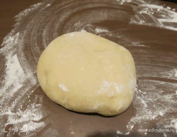 Охлажденное тесто достаем из холодильника, чуть вымешиваем.