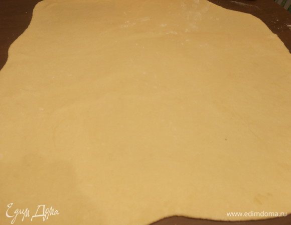 Раскатываем тонко пласт теста.