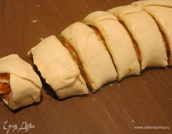Сворачиваем рулет и разрезаем на шайбы.