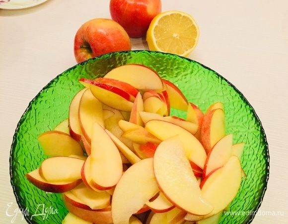 Яблоки нарезать тонко и сбрызнуть лимонным соком, чтобы не темнели. 