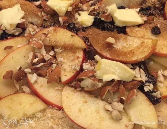 Тесто, смазанное сливочным маслом, посыпаем сухарями, выкладываем яблоки, сахар с корицей, изюм и орехи, кусочки сливочного масла. Оставляя при этом с одного края свободное место см 10 на захлест. 