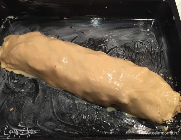 Взбить желток и молоко. Скрутить с помощью полотенца рулетик (как будто делаем ролл) и смазываем стык желтком с молоком. Смазываем маслом противень и слегка посыпаем мукой. На него выкладываем швом вниз рулет. Смазываем еще раз весь штрудель молоком с желтком и отправляем в духовку минимум на 30–45 мин. (все зависит от духовки). Не забывайте в момент выпекания смазывать раза два яйцом с молоком.