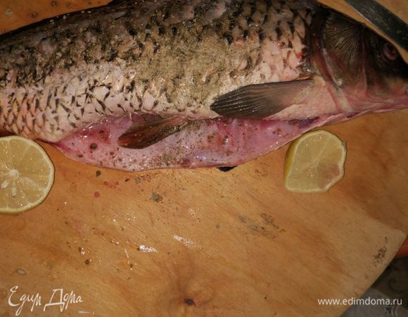 Сбрызнуть лимоном, посыпать приправой для рыбы и солью.