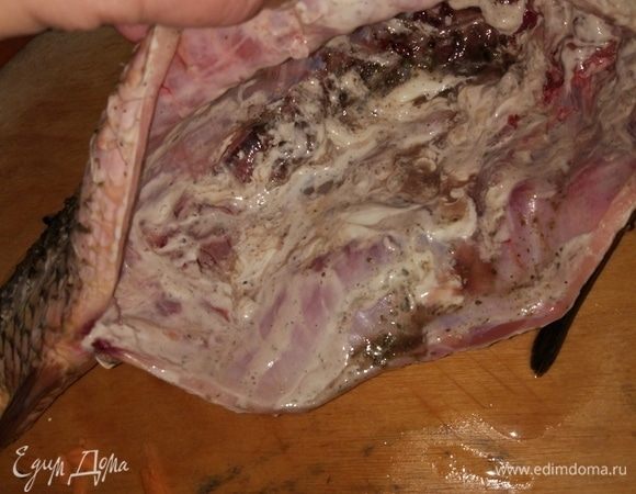 Внутри и снаружи обмазать майонезом.