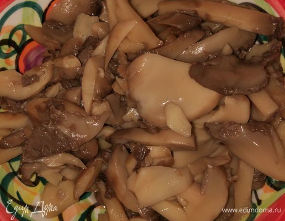 Слить жидкость с консервированных грибов.