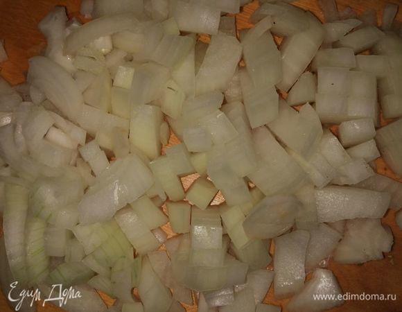 Мелко нарезать репчатый лук.
