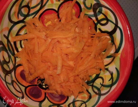 Натереть на крупной терке сырую морковь.