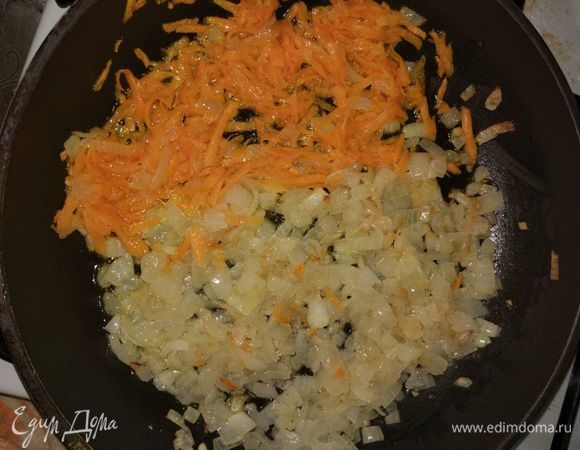 Лук и морковь пожарить вместе на растительном масле, посолить и поперчить.
