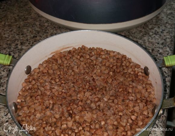 Сварить в подсоленной воде гречу ТМ «Националь» в пропорциях 1:2.