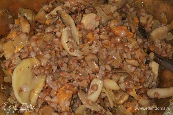 Подготовить начинку, соединив жареные грибы, морковь с луком и гречу.