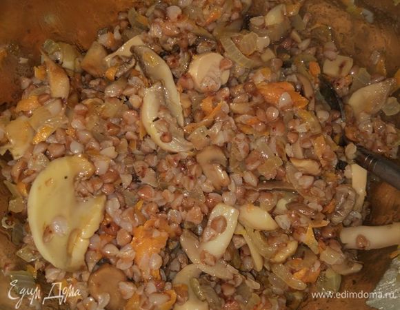 Подготовить начинку, соединив жареные грибы, морковь с луком и гречу.