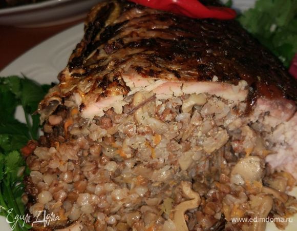 Готовое блюдо выложить на тарелку.
По желанию, можно нарезать как в горячем, так и в холодном виде.
Подавать с овощами или соленьями.