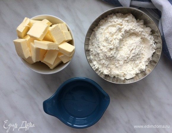 Для теста соедините в большой миске муку и соль.