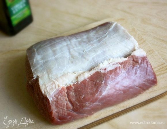 Перед тем как готовить, мясо достать из холодильника и оставить при комнатной температуре на 2 часа. Желателен тонкий слой жира на одной из поверхностей куска. Нагреть духовку до 240°С.