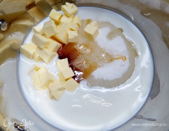 В просторной кастрюле (минимум на 2,5–3 литра) с толстым дном смешать кефир, сахар, нарезанное кубиками масло, мед, соль и соду. 