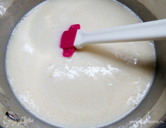 На небольшом огне (у меня 4 из 9) довести массу до кипения, постоянно помешивая.