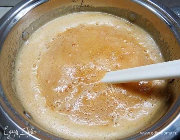 Масса очень сильно увеличится в объеме (поэтому нам и нужна кастрюля с запасом) и начнет темнеть. 