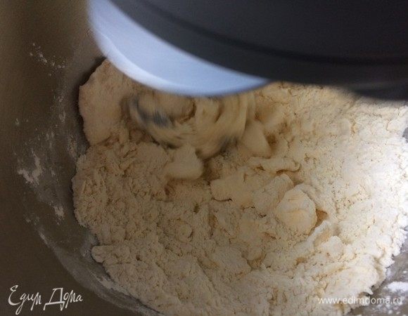 Добавьте нарезанное кубиками сливочное масло и растереть смесь лопаткой или вилкой в крошку.