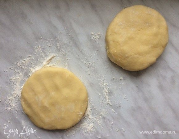 Влейте по 1 ст. л. воды и замесите тесто. Разделите тесто на две части, сформировав диски, оберните пищевой пленкой и уберите в холодильник минимум на 2 часа (тесто можно хранить в холодильнике до 5 дней).