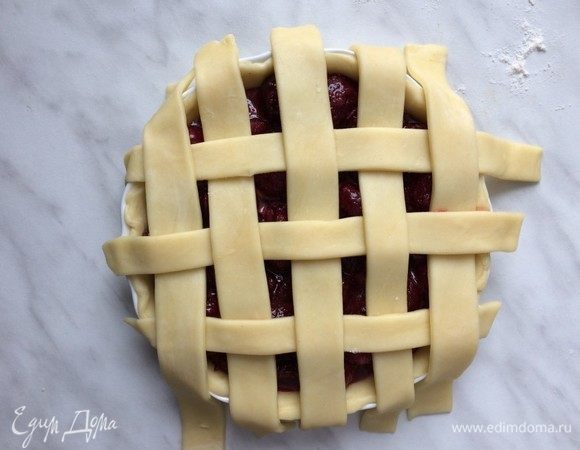 Сделайте из полосок теста «корзинку».