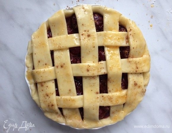 Смажьте верхушку пирога слегка взбитым яйцом и щедро посыпать смесью сахара и корицы.