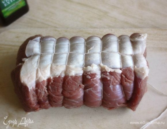 Мясо обвязать кулинарной нитью, начиная с середины и дойдя до края, перейти на вторую половину куска. С помощью тугой обвязки придать куску цилиндрическую форму. Это важный момент, не пренебрегайте им! Простой прием, но способствует более равномерному приготовлению мяса.