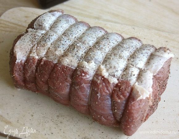 Смесью соли и перца натереть мясо, затем смазать оливковым маслом со всех сторон. В классическом варианте для ростбифа не нужны никакие другие ингредиенты, как то: пряные травы, горчица, чеснок и пр.