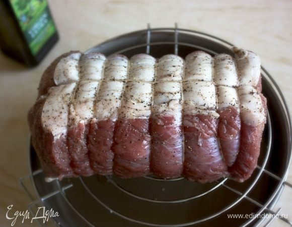 Мясо пропечется равномернее, если его готовить на решетке. Можно использовать специальную форму, а можно взять решетку из микроволновой печи и поставить ее в подходящий противень с 0,5 ст. горячей воды. Решетку смазать маслом, уложить мясо и поместить его в духовку. Через 15 минут уменьшить температуру до 190°С и готовить 1 час, поливая пару раз соком из противня. Если хотите мясо хорошо прожаренное, то увеличьте время приготовления еще на 10–15 мин. Учтите, что время запекания указано для 1,2 кг мяса, а для большего куска нужно увеличивать время.