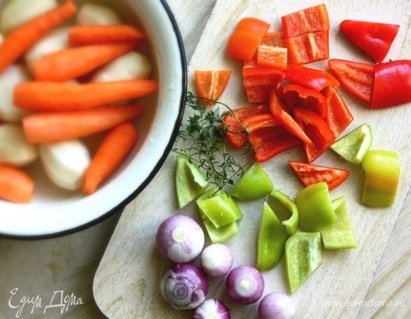 Овощи очистить, помыть. Перец без семян нарезать крупными кусочками. Тимьян можно заменить розмарином.