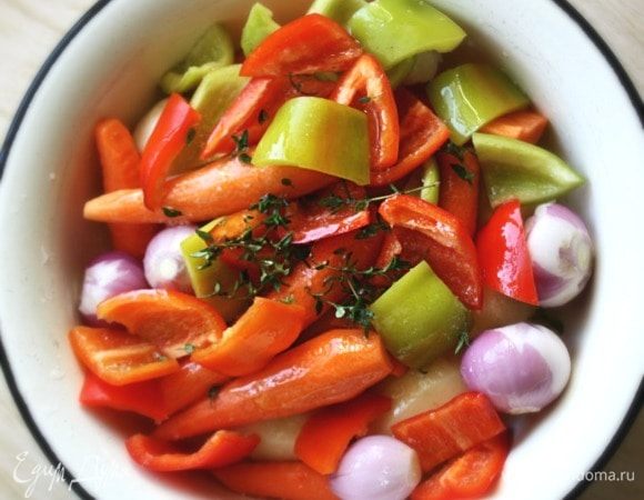 Сложить все в миску, приправить солью, перцем, пряной зеленью и сбрызнуть оливковым маслом. За 45 мин до окончания приготовления мяса, переложить овощную смесь в противень под решетку с мясом.