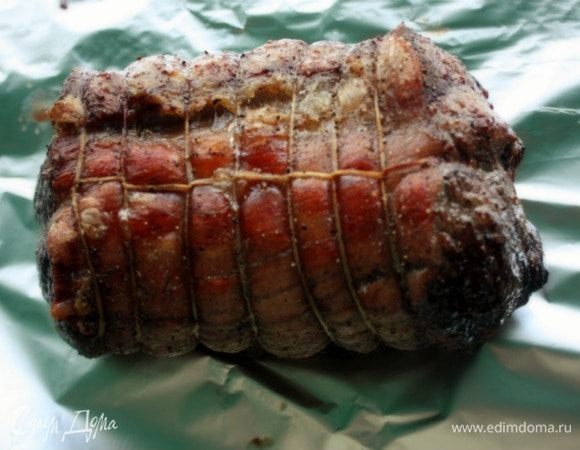 Готовый ростбиф вынуть из духовки, плотно завернуть в толстую фольгу и дать «отдохнуть» мясу в течении 20–30 минут, затем снять нить. Такой отдых обязателен для равномерного распределения соков в куске мяса.