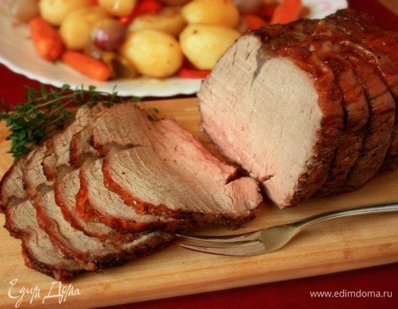 Перед подачей горячий сочный ростбиф нарезать тонко или толсто. На разрезе мясо должно быть нежно-розового цвета с небольшим выделением прозрачного сока. Овощи выложить на отдельное блюдо.