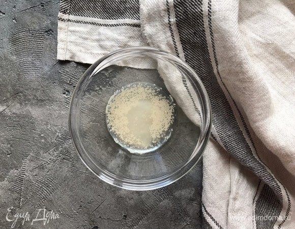 Дрожжи размешайте в небольшом количестве воды, взятом из общего объема. Добавьте сахар, размешайте еще раз.