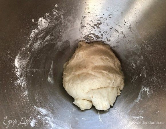 Затем добавьте соль и снова вымесите, на этот раз до гладкости — тесто станет заметно податливей.